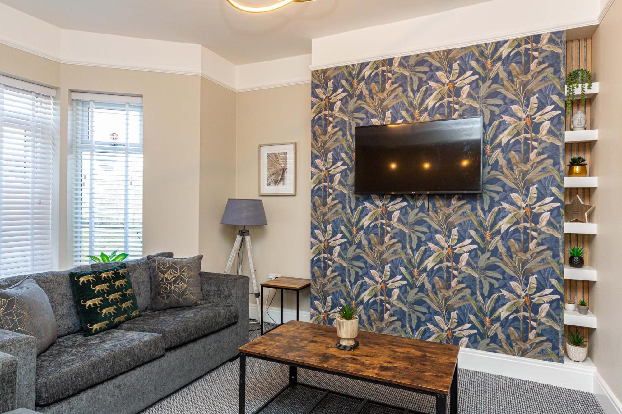 Beachfront Apartment 3 Bedrooms Sleeps 7 - Gateway To The Lake District - Newly Refurbished Morecambe Exterior photo
