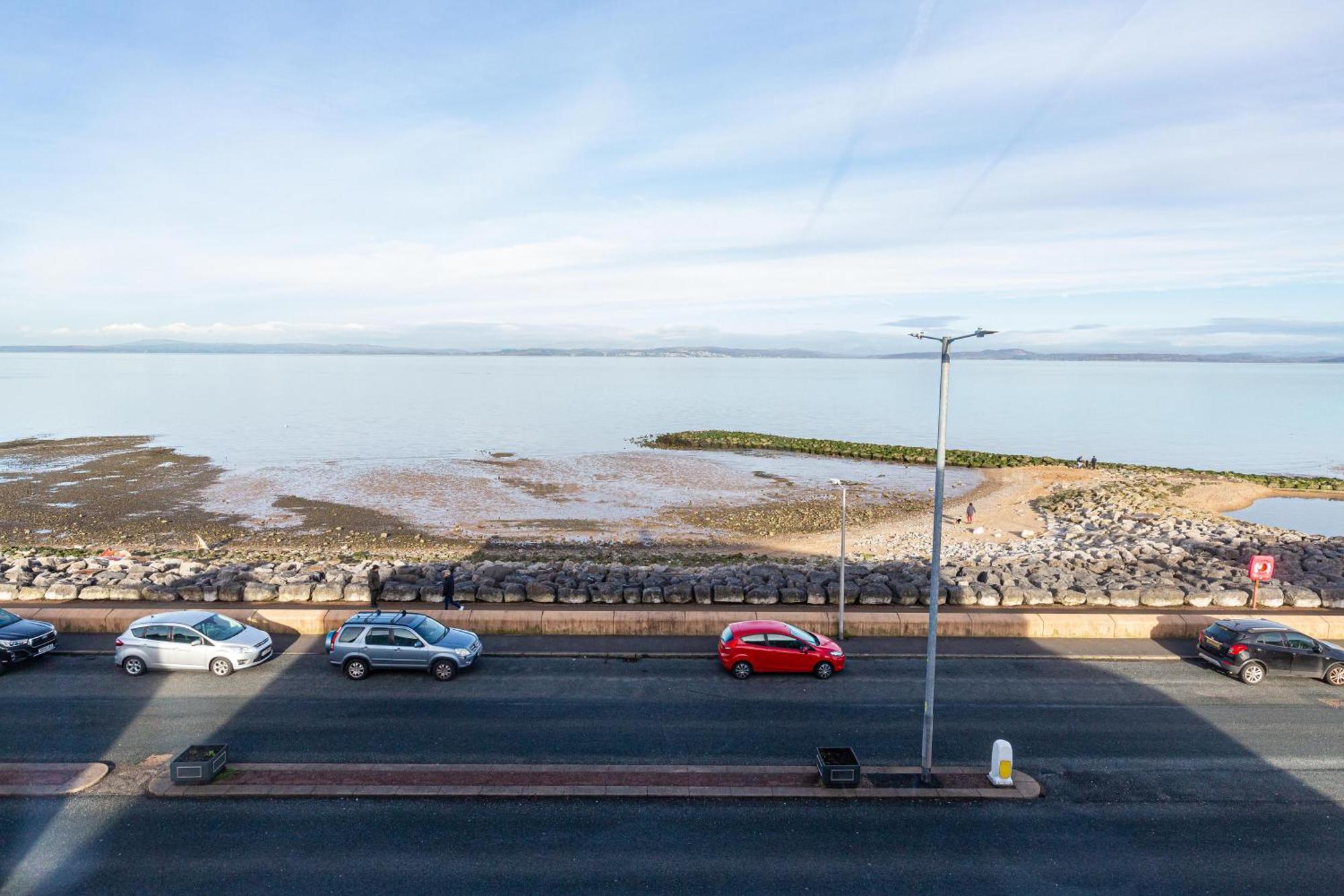 Beachfront Apartment 3 Bedrooms Sleeps 7 - Gateway To The Lake District - Newly Refurbished Morecambe Exterior photo